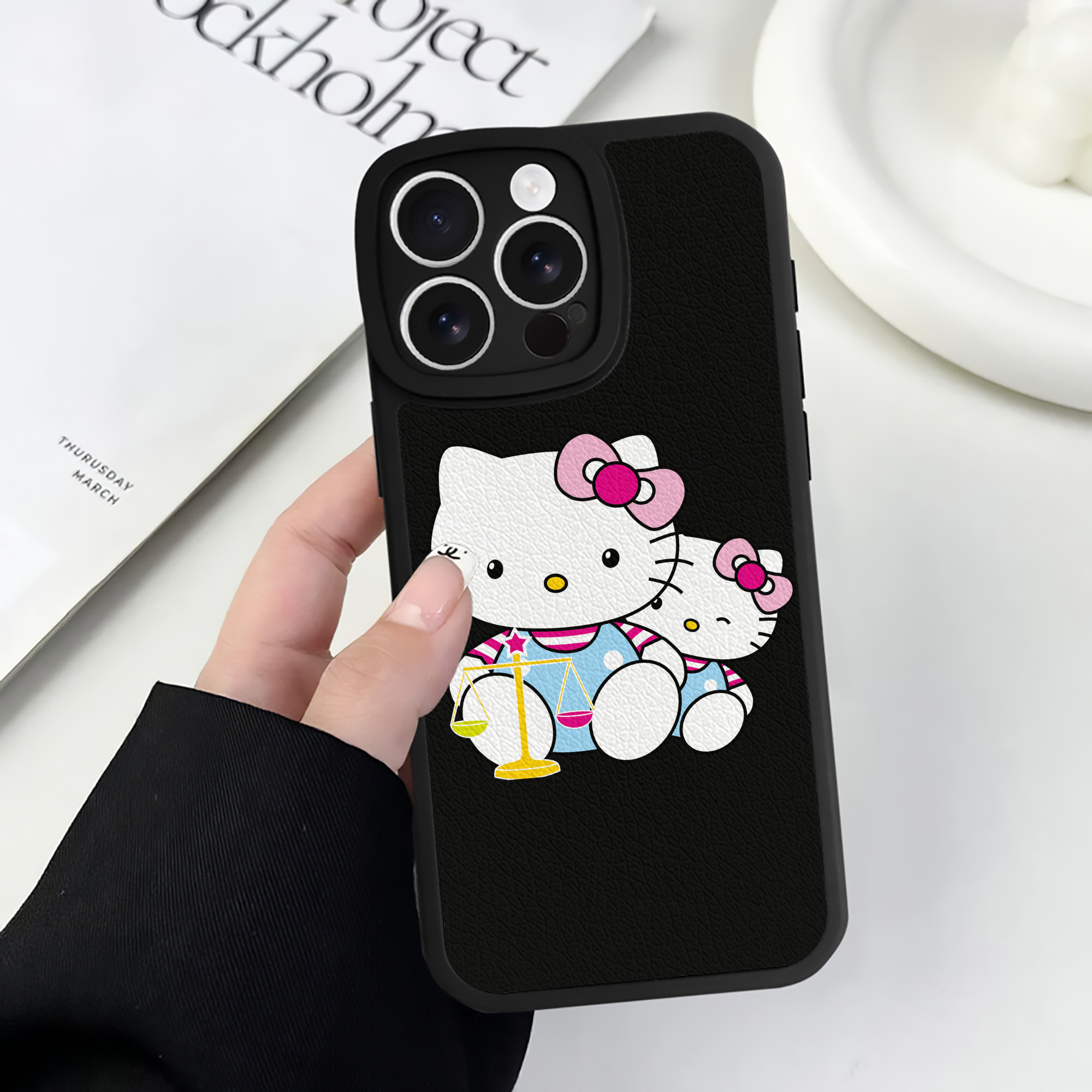 （画像用） Hello Kitty ハローキティ 【iPhone 16シリーズ対応】シリコンスマホケース（レザー調） 材質：シリコン